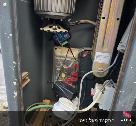 תמונה של מערכת חשמלית בתוך ארון מתכת